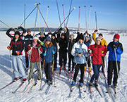 Skupinka lyžařů